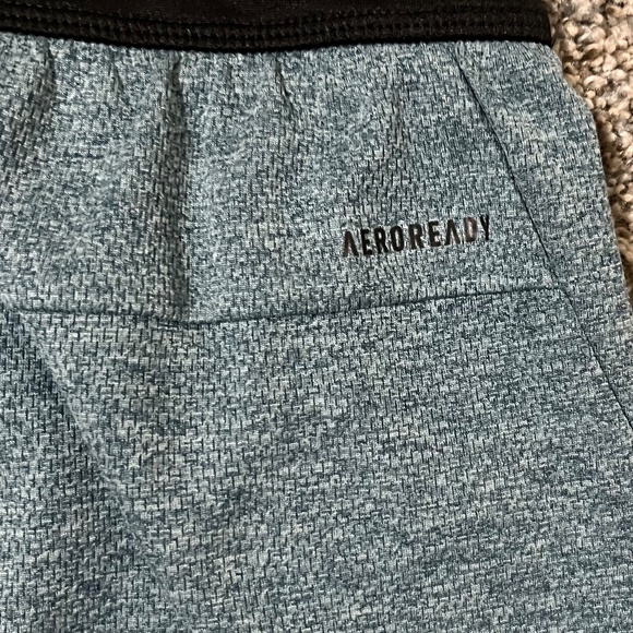 Adidas Aeroready Men's Small, Zippered Pockets, Moisture wicking - Picture 8 of 12